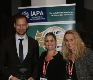Von Links: Gewinner Robert Isemer, Heidi Mispagel von apex PROaupair, IAPA Mitarbeiterin