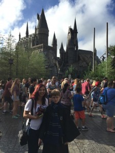 Mit Gastkind Owen vor der Hogwarts Kulisse von Harry Potter