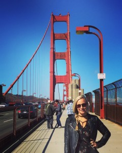 Saraha vor der Golden Gate Bridge