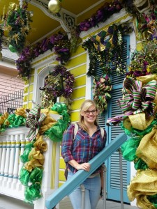 Steffi vor einem Haus in New Orleans