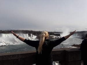 Nora an den Niagara Fällen
